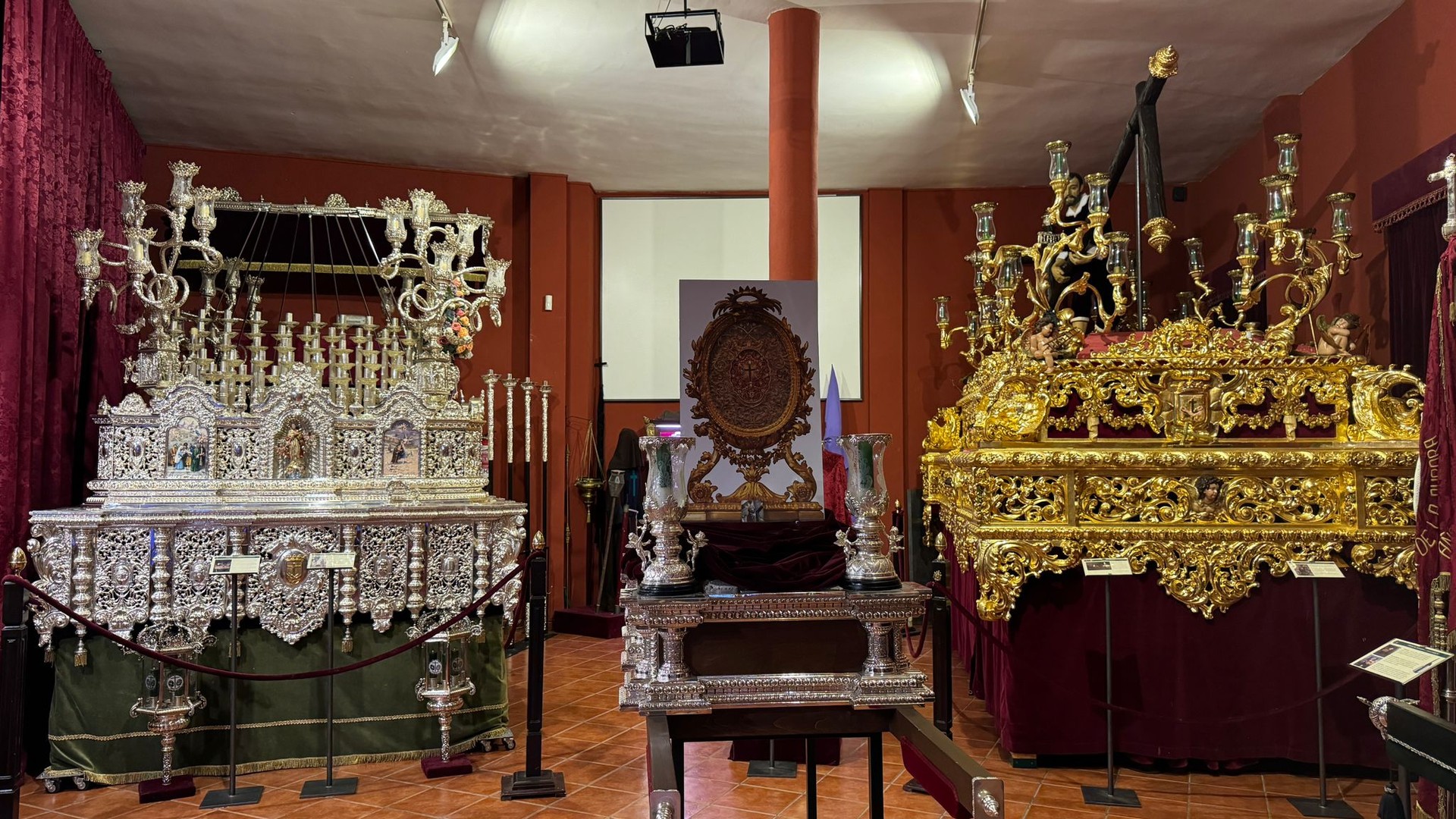 Exposição permanente de utensílios da Irmandade da Vera Cruz.